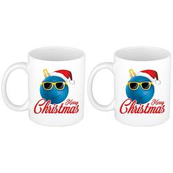 Foto van Set van 2x stuks merry christmas kerstcadeau kerstmokken blauwe kerstbal met kerstmuts 300 ml - bekers