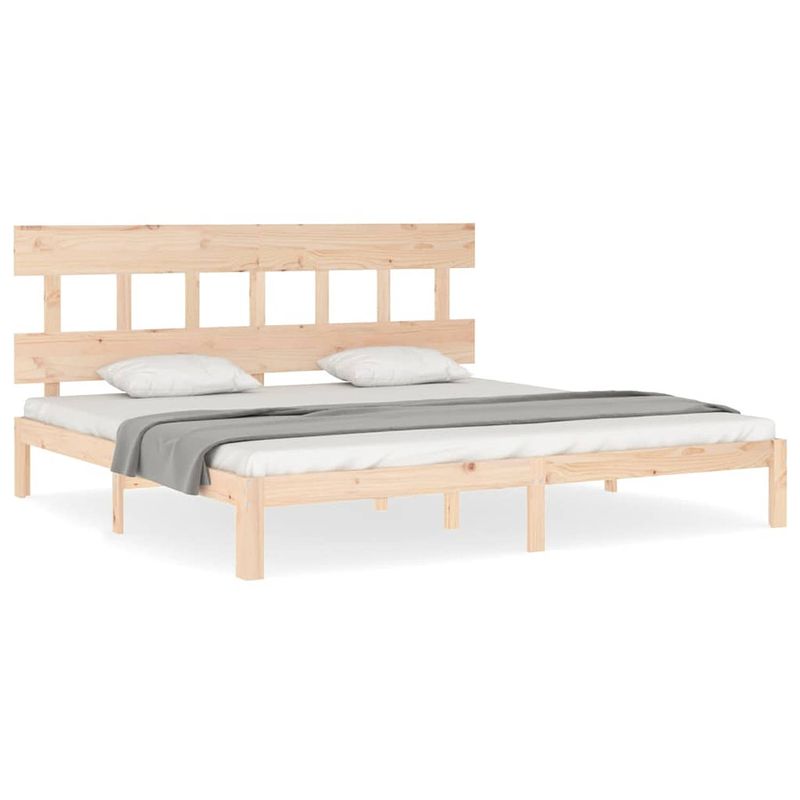 Foto van The living store bedframe - massief grenenhout - 203.5 x 203.5 cm - multiplex lattenbodem - rustiek design