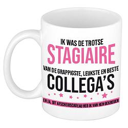 Foto van Trotse stagiaire collegas afscheidscadeau koffiemok / theebeker roze en zwarte blokletters 300 ml - feest mokken