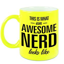 Foto van Awesome nerd / slimmerik cadeau mok / beker neon geel 330 ml - feest mokken