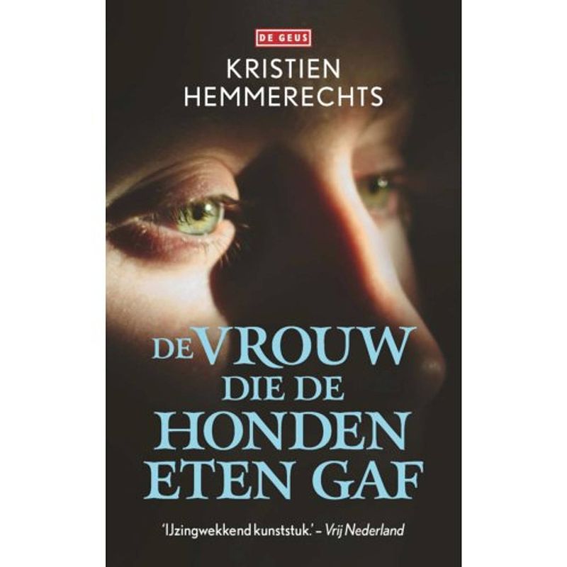 Foto van De vrouw die de honden eten gaf