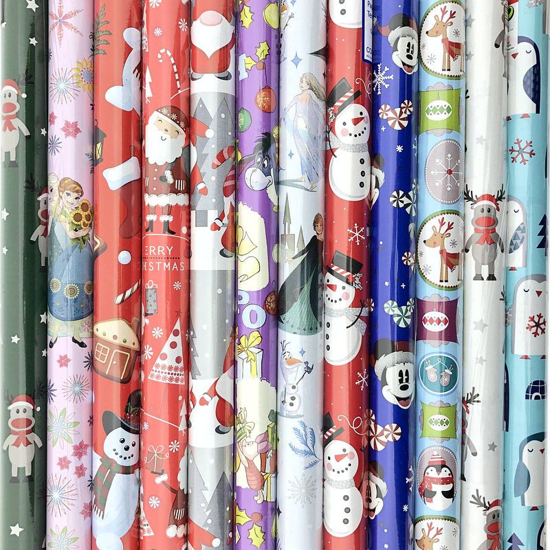 Foto van Assortiment kerstpapier cadeaupapier inpakpapier voor kinderen k30 - 200 x 70 cm - 5 rollen inclucief naamlabels