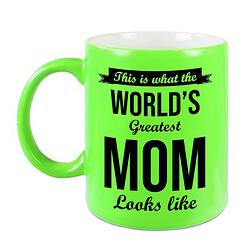 Foto van Worlds greatest mom cadeau koffiemok / theebeker neon groen 330 ml - feest mokken