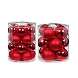 Foto van 32x stuks glazen kerstballen rood mix 6 en 8 cm glans en mat - kerstbal