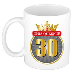 Foto van This queen is 30 verjaardag cadeau mok / beker 30 jaar wit - feest mokken