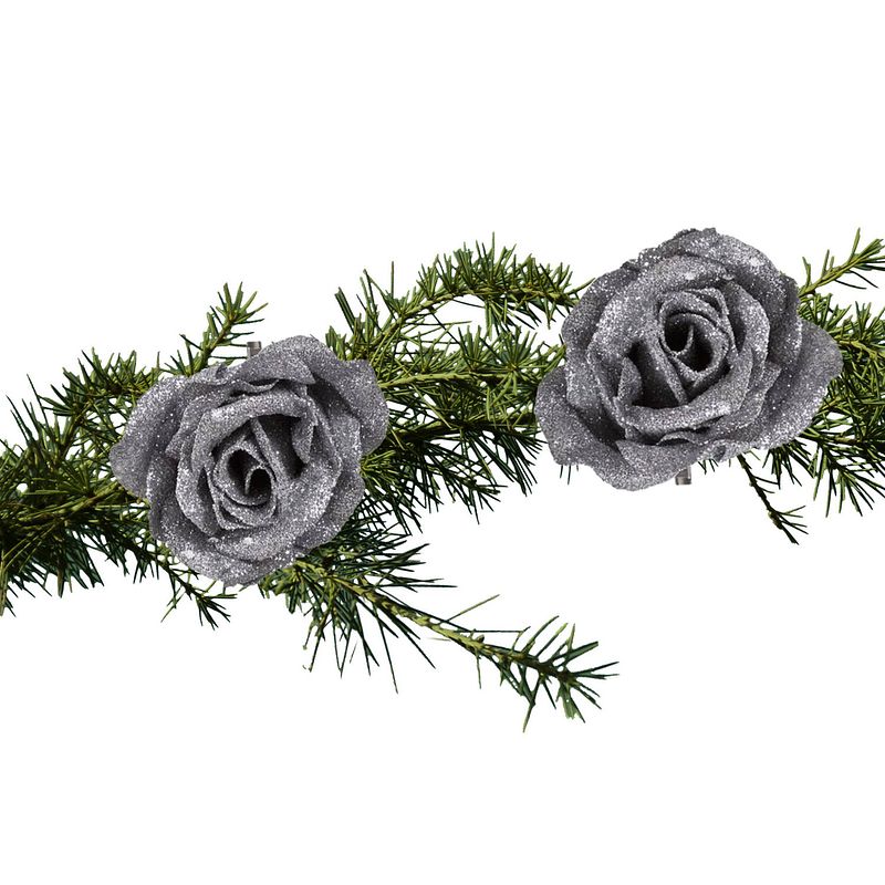 Foto van 2x stuks kerstboomversiering bloemen op clip zilver en besneeuwd 9 cm - kunstbloemen
