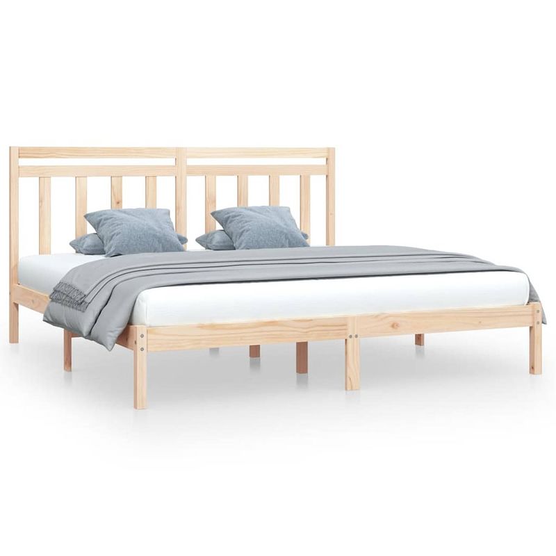 Foto van The living store houten bedframe - grenenhout - 205.5 x 205.5 x 31 cm - geschikt voor 200 x 200 cm matras