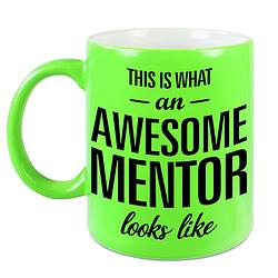 Foto van Awesome mentor cadeau mok / beker neon groen voor leraar 330 ml - feest mokken