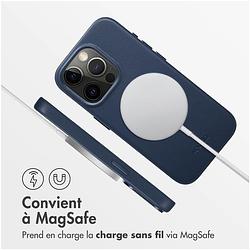 Foto van Accezz magsafe leather backcover iphone 15 pro telefoonhoesje blauw