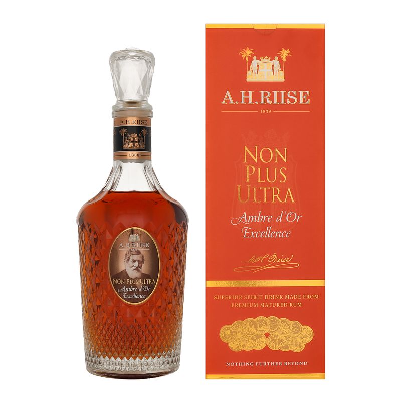 Foto van A.h. riise non plus ultra ambre d'sor excellence 70cl rum + giftbox