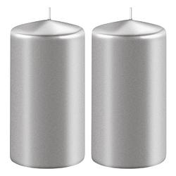 Foto van 2x kaarsen metallic zilver 6 x 12 cm 45 branduren sfeerkaarsen - stompkaarsen