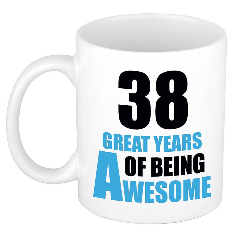 Foto van 38 great years of being awesome cadeau mok / beker wit en blauw - feest mokken