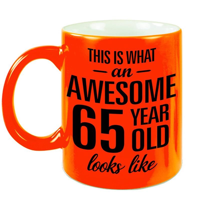 Foto van Awesome 65 year cadeau mok / beker neon oranje 330 ml - feest mokken