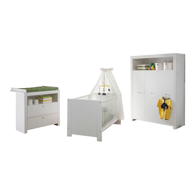 Foto van Olja babykamer set, ledikant, commode en 3-deurs kast, wit.