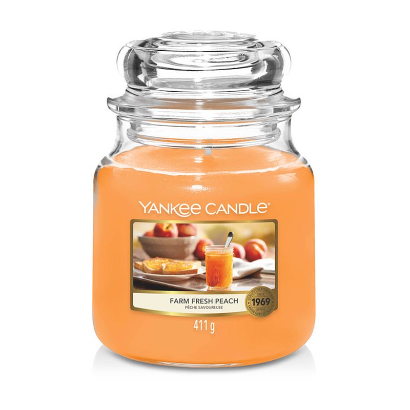 Foto van Yankee candle geurkaars medium farm fresh peach - 13 cm / ø 11 cm