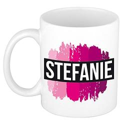 Foto van Naam cadeau mok / beker stefanie met roze verfstrepen 300 ml - naam mokken