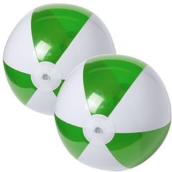 Foto van 2x stuks opblaasbare strandballen plastic groen/wit 28 cm - strandballen