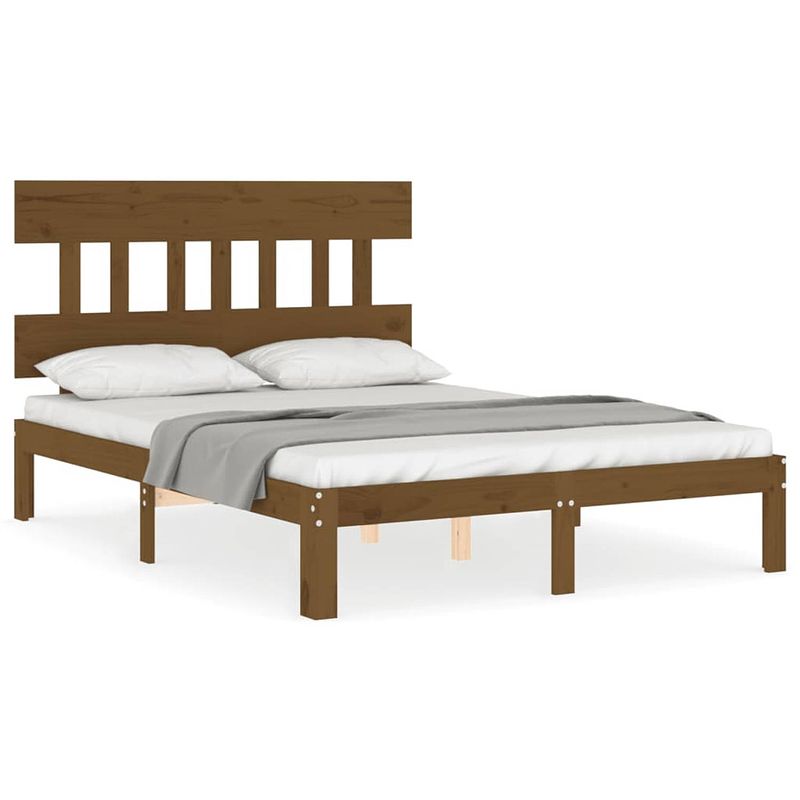 Foto van The living store bedframe massief grenenhout - honingbruin - 193.5 x 138.5 x 81 cm - multiplex lattenbodem - stevig en