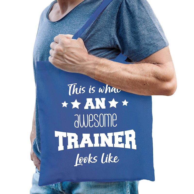 Foto van Bellatio decorations cadeau tas trainer - katoen - blauw -this is what an awesome trainer looks like - feest boodschappe