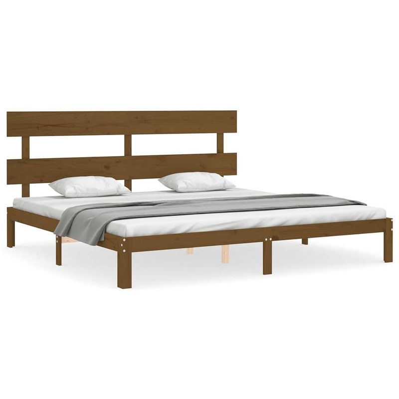 Foto van The living store massief grenenhouten bedframe - 203.5 x 203.5 x 81 cm - honingbruin