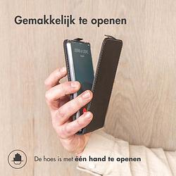 Foto van Accezz flipcase iphone 15 telefoonhoesje zwart