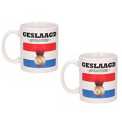 Foto van 2x stuks drink/koffie mokken gefeliciteerd geslaagd 300 ml - feest mokken