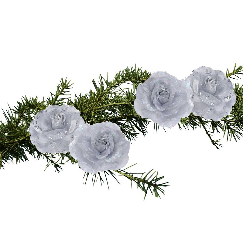 Foto van 4x stuks kerstboom decoratie bloemen rozen zilver op clip 9 cm - kersthangers