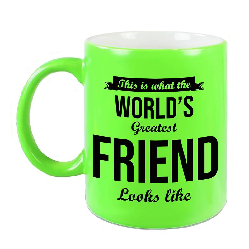 Foto van Worlds greatest friend cadeau koffiemok / theebeker neon groen 330 ml - feest mokken