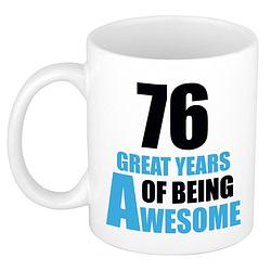 Foto van 76 great years of being awesome cadeau mok / beker wit en blauw - feest mokken