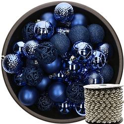 Foto van 37x stuks kunststof kerstballen 6 cm kobalt blauw inclusief kralenslinger zilver - kerstbal