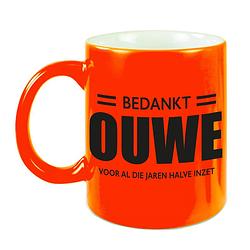 Foto van Bedankt ouwe voor de halve inzet pensioen mok / beker neon oranje afscheidscadeau 330 ml - feest mokken