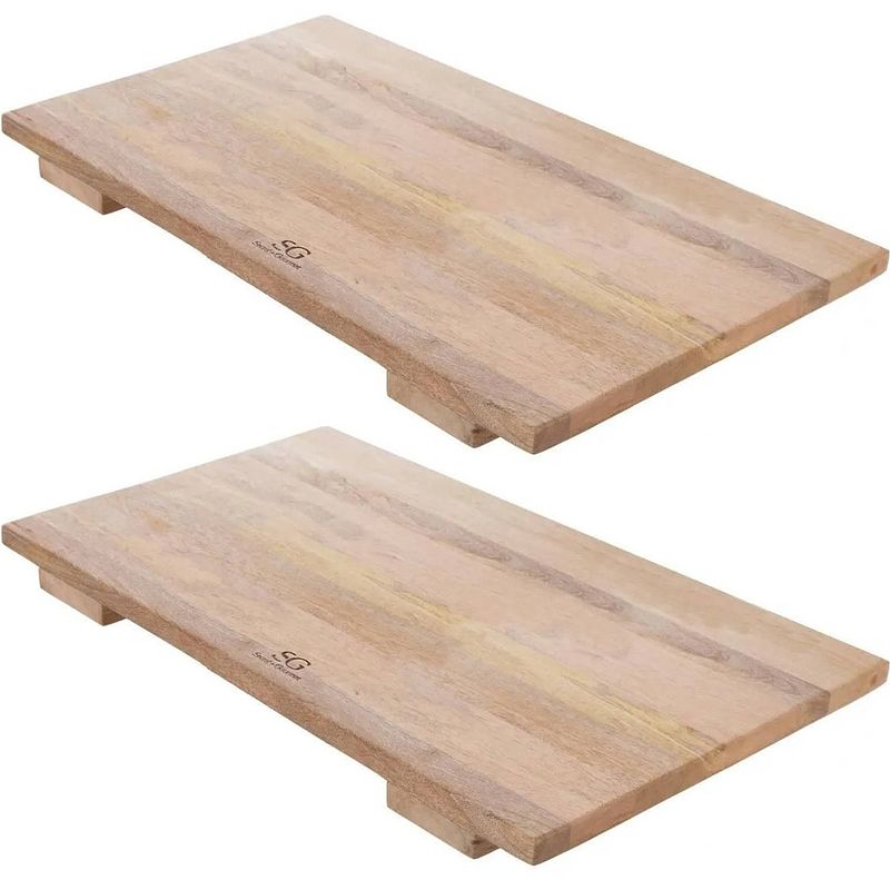 Foto van 2x stuks grote snijplank/serveerplank op pootjes rechthoek 58 x 38 cm van mango hout - snijplanken