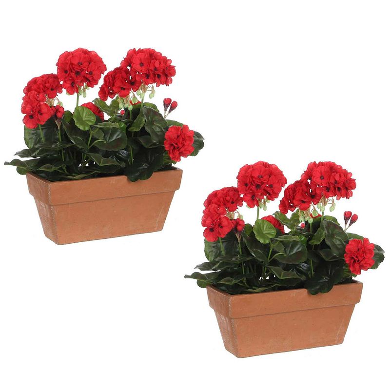 Foto van 2x stuks geranium balkon kunstplanten rood in keramieken pot l29 x b13 x h40 cm - kunstplanten