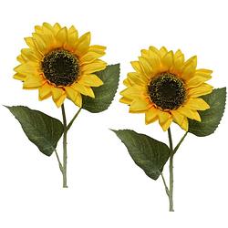 Foto van 2x gele kunst zonnebloemen kunstbloemen 64 cm decoratie - kunstbloemen