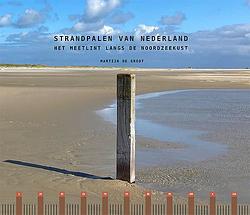 Foto van Strandpalen van nederland - martijn de groot - paperback (9789491899515)