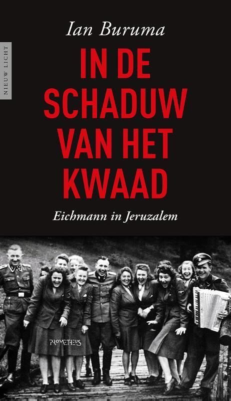 Foto van In de schaduw van het kwaad - ian buruma - paperback (9789044652352)