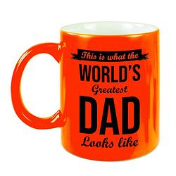 Foto van Worlds greatest dad cadeau koffiemok / theebeker neon oranje 330 ml - feest mokken