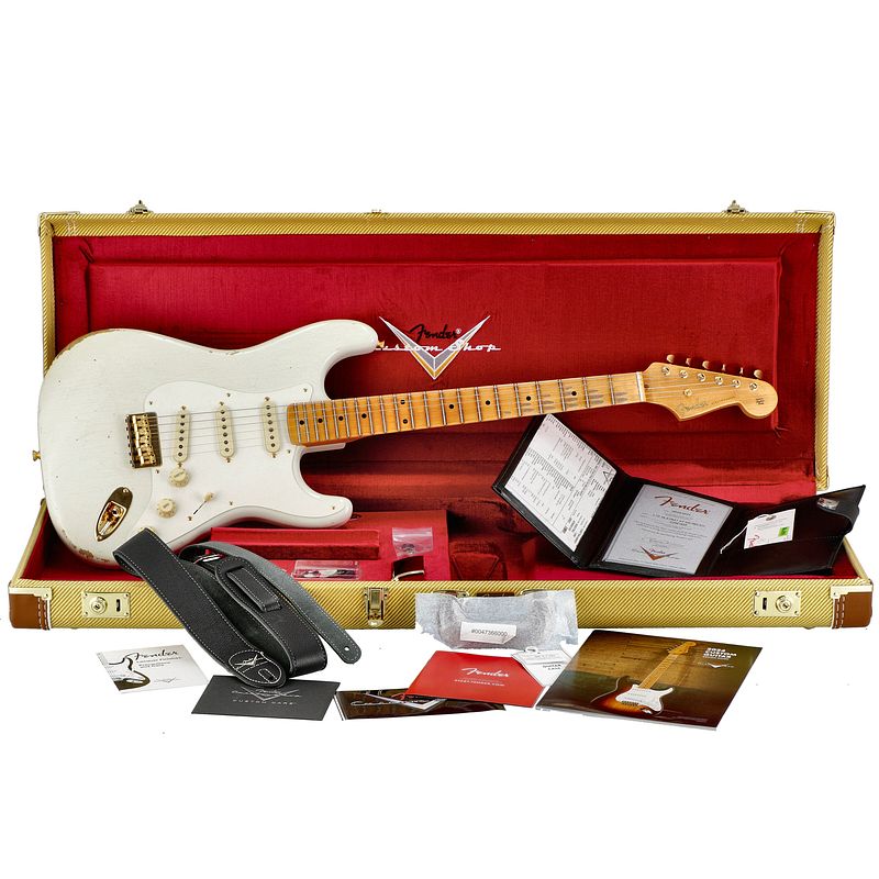 Foto van Fender custom shop ltd 's56 hardtail strat relic aged olympic white met deluxe koffer en certificaat van echtheid - cz581655