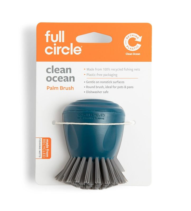 Foto van Full circle palm borstel clean ocean