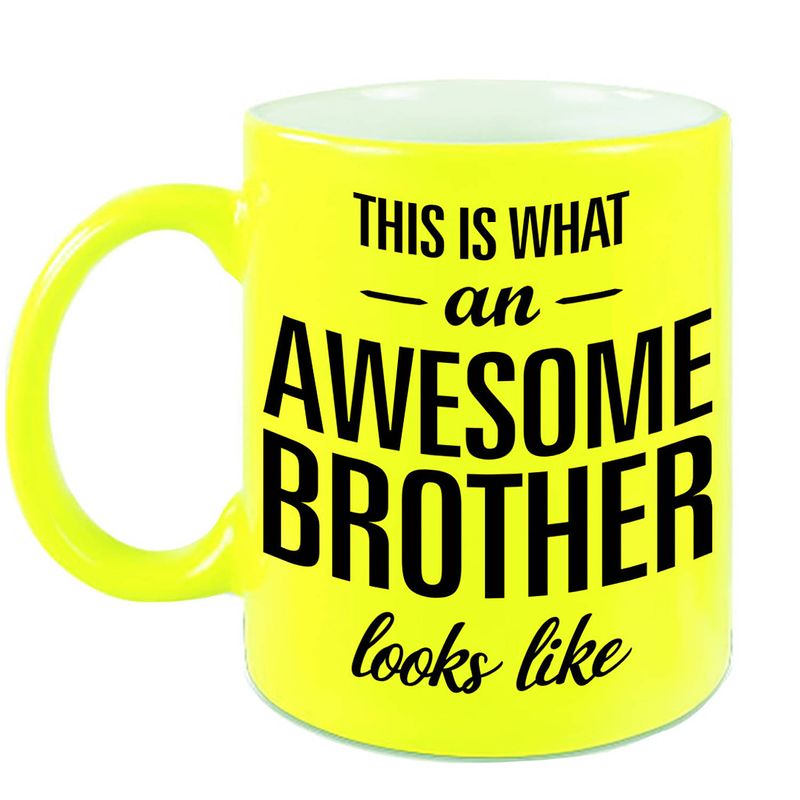 Foto van Awesome brother cadeau mok / beker voor broer neon geel 330 ml - feest mokken