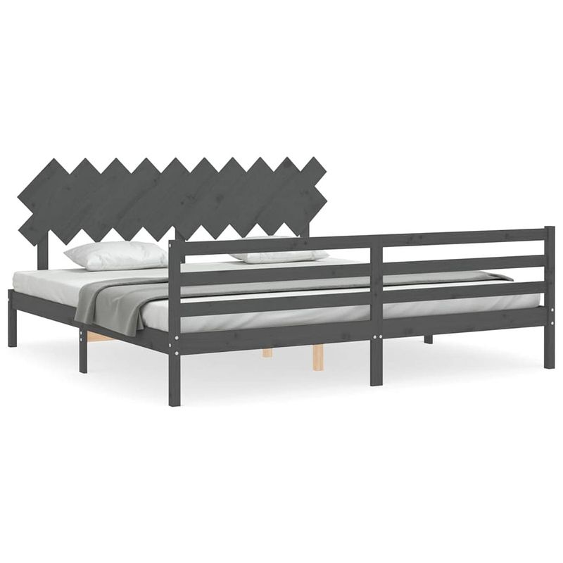 Foto van The living store bed grenenhouten bedframe - grijs - 205.5 x 205.5 x 81 cm - multiplex lattenbodem