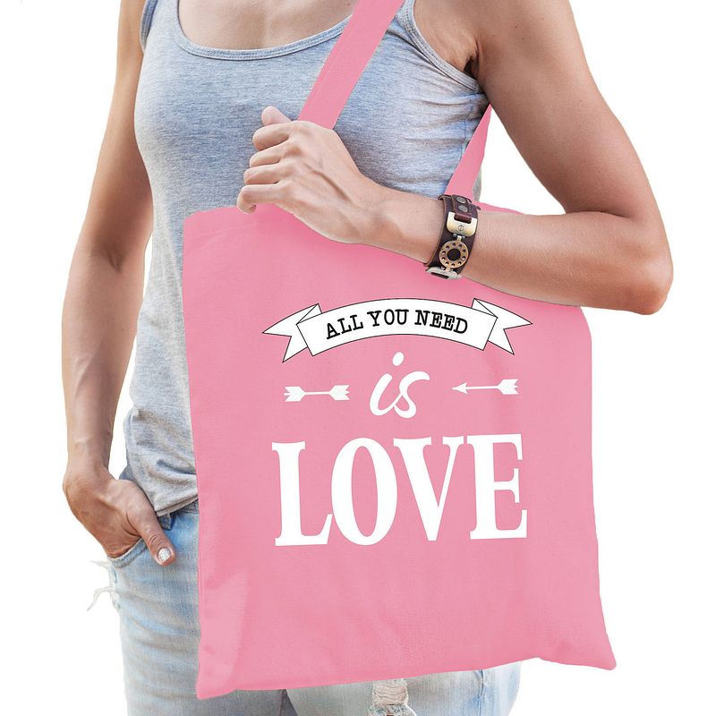 Foto van Vrijgezellenfeest tas - katoen - 42 x 38 cm - roze - bruiloft - all you need is love - feest boodschappentassen