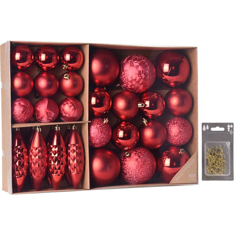 Foto van Kerstballen/ornamenten pakket 31x rood kunststof mix incl. 50x ophanghaakjes - kerstbal