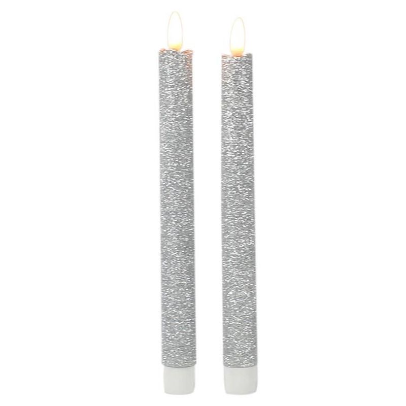 Foto van Kaarsen set van 2x stuks led dinerkaarsen glitter zilver 25,5 cm - led kaarsen