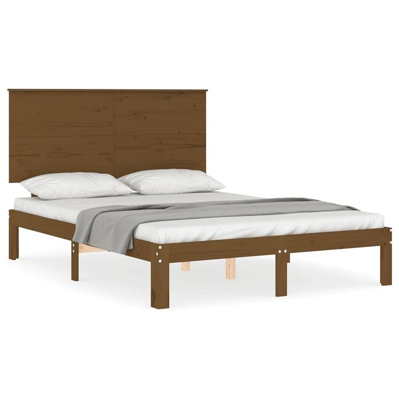 Foto van The living store bed - grenenhouten - multiplex lattenbodem - 193.5 x 138.5 x 82.5 cm - honingbruin