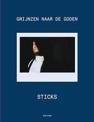 Foto van Grijnzen naar de goden - sticks - hardcover (9789000378890)