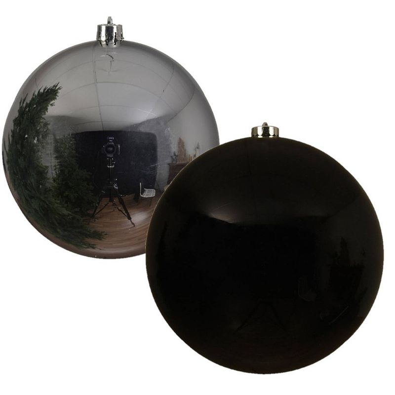 Foto van 2x stuks grote kerstballen van 20 cm glans van kunststof zwart en zilver - kerstbal