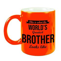 Foto van Worlds greatest brother cadeau koffiemok / theebeker neon oranje 330 ml - feest mokken