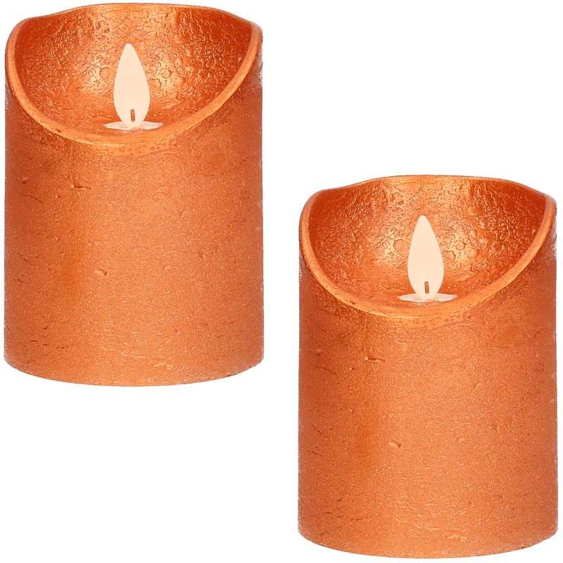 Foto van 2x koperen led kaarsen / stompkaarsen 10 cm - luxe kaarsen op batterijen met bewegende vlam