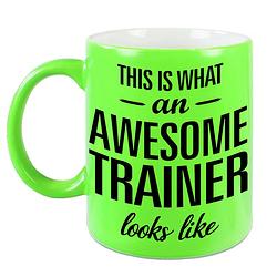 Foto van Awesome trainer cadeau mok / beker neon groen 330 ml - feest mokken